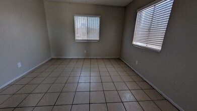 2524 N Magnet St in North Las Vegas, NV - Foto de edificio - Building Photo