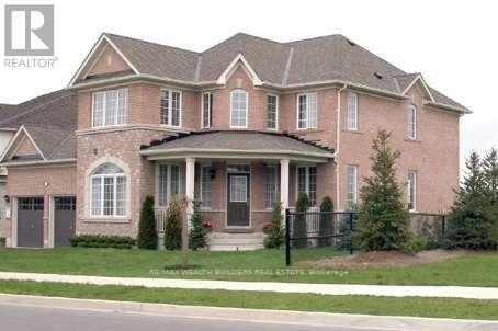 8 Pecan Dr in Brampton, ON - Building Photo