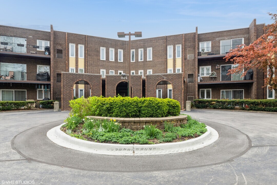 1525 Sander Ct in Wheeling, IL - Building Photo