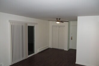 1100 N Wheeling Rd-Unit -1100-2B in Mount Prospect, IL - Foto de edificio - Building Photo