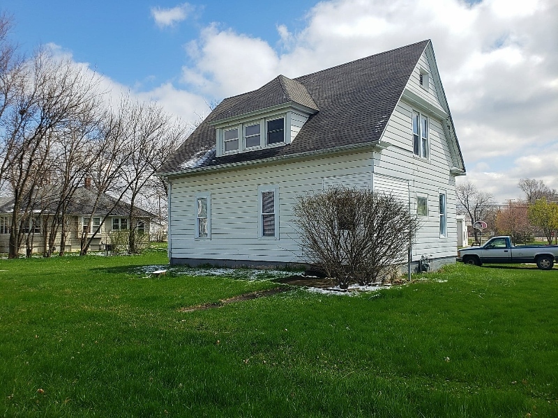 110 Wood St in Elwood, IL - Building Photo