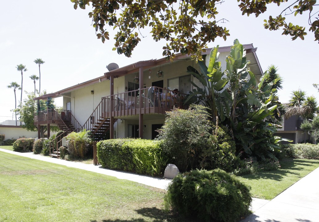 2364 W Greenacre Ave in Anaheim, CA - Foto de edificio