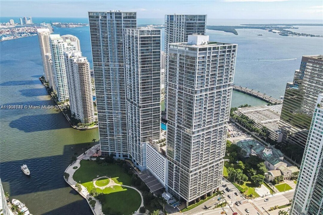 495 Brickell Ave in Miami, FL - Foto de edificio