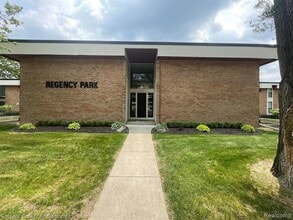 4200 Rochester Rd, Unit 206 in Royal Oak, MI - Foto de edificio - Building Photo