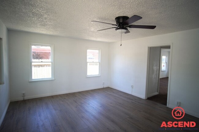 214 E Belle Ave in Bakersfield, CA - Building Photo - Building Photo