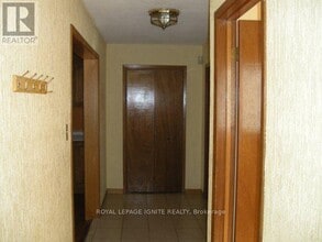 7463 Sigsbee Dr in Mississauga, ON - Building Photo - Building Photo