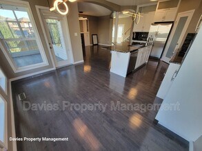 8380 Shaske Crescent NW in Edmonton, AB - Building Photo - Building Photo