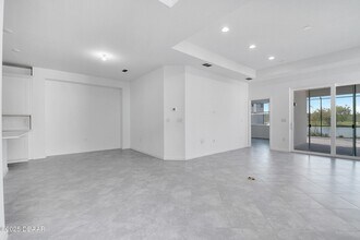 215 Summertime Pl in Daytona Beach, FL - Foto de edificio - Building Photo