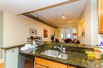 166 W Grand Ave in Chicago, IL - Building Photo - Building Photo