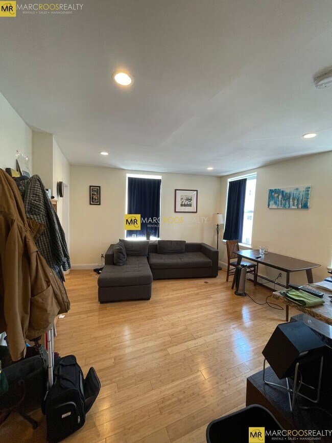 264 Maverick St, Unit 3 in Boston, MA - Foto de edificio - Building Photo