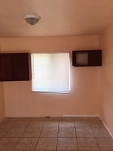 1358 E 42nd Pl, Unit B in Los Angeles, CA - Building Photo - Building Photo
