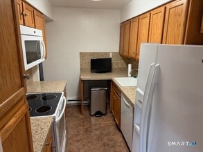 127 Kennedy Dr in Bridgeport, CT - Building Photo - Building Photo