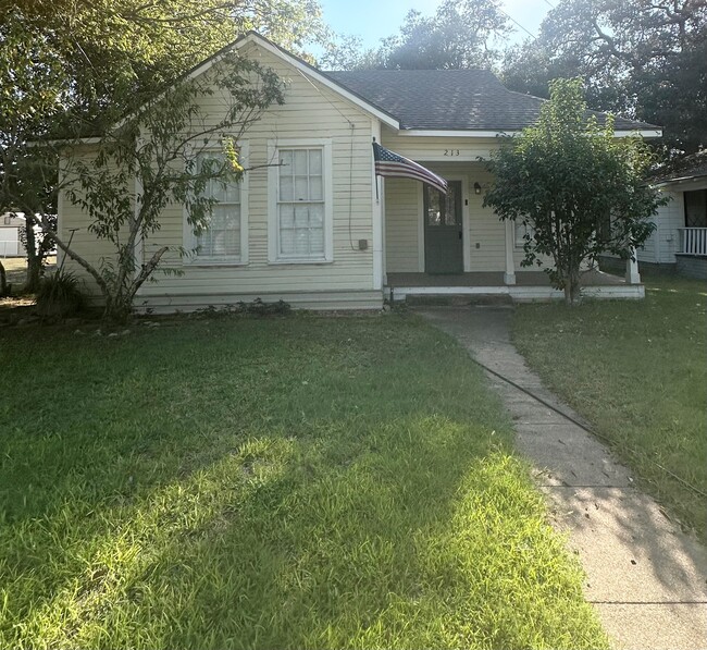 property at 213 N Brazos St