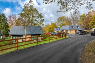 Fayetteville Pines Townhouses in Fayetteville, NY - Foto de edificio - Building Photo