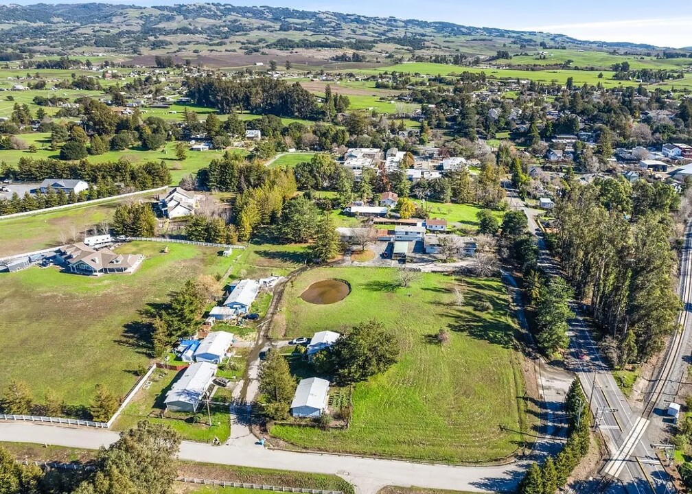 225 Adobe Rd in Penngrove, CA - Building Photo