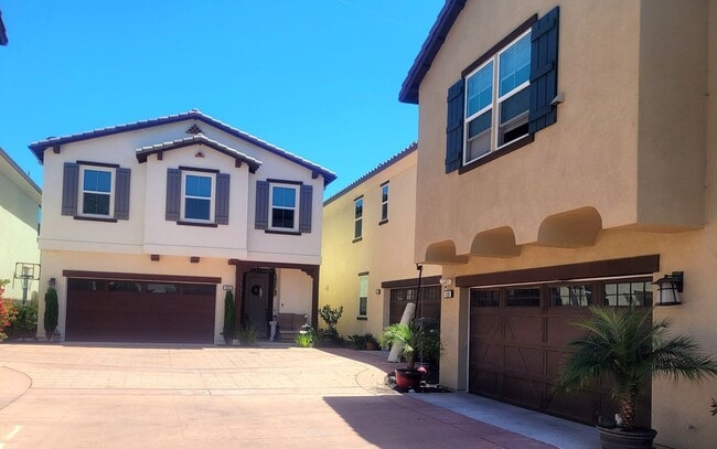 4121 Mission Tree Way in Oceanside, CA - Foto de edificio - Building Photo