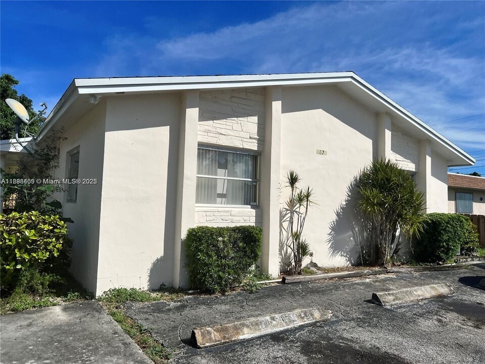 1870 NW 59th Ave in Sunrise, FL - Building Photo