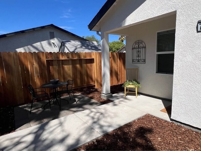 7901-7905 Farnell Way in Sacramento, CA - Building Photo - Building Photo