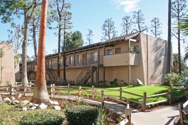 Parkside La Palma Apartments in Anaheim, CA - Foto de edificio