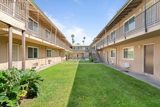 Linden Court Apartments- Riverside, CA in Riverside, CA - Foto de edificio - Building Photo