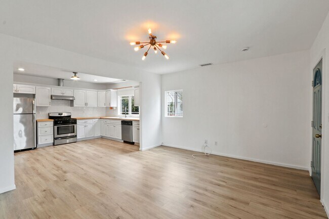 2435 Houston St in Los Angeles, CA - Building Photo - Building Photo