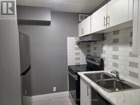 8800 Willoughby Dr in Niagara Falls, ON - Building Photo