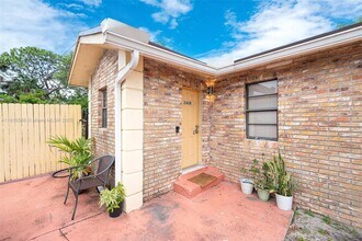 2420 NW 22nd Rd in Fort Lauderdale, FL - Building Photo - Building Photo