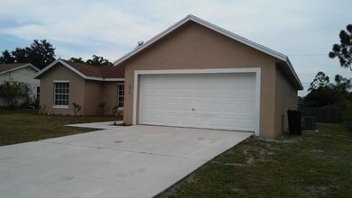 832 SW Duncan Terrace in Port St. Lucie, FL - Building Photo - Building Photo