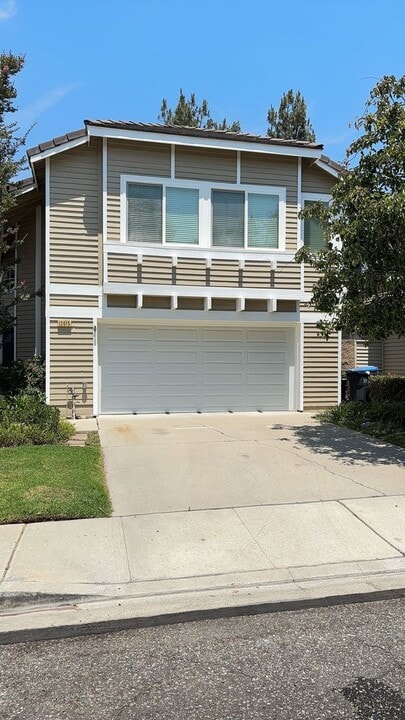 12015 River Grove Ct in Moorpark, CA - Building Photo