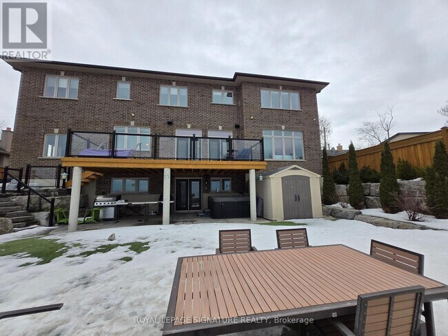 38 Seabreeze Crescent in Hamilton, ON - Building Photo - Building Photo