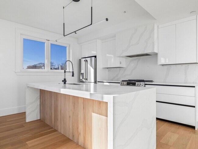 12 Deer St in Boston, MA - Building Photo - Building Photo