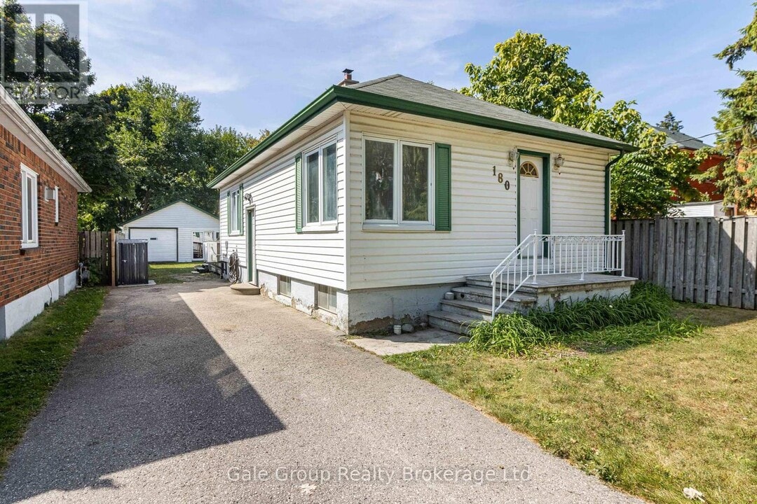 180 WELLINGTON St in Woodstock, ON - Building Photo