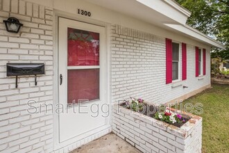 1300 Yorkshire Dr in Austin, TX - Foto de edificio - Building Photo