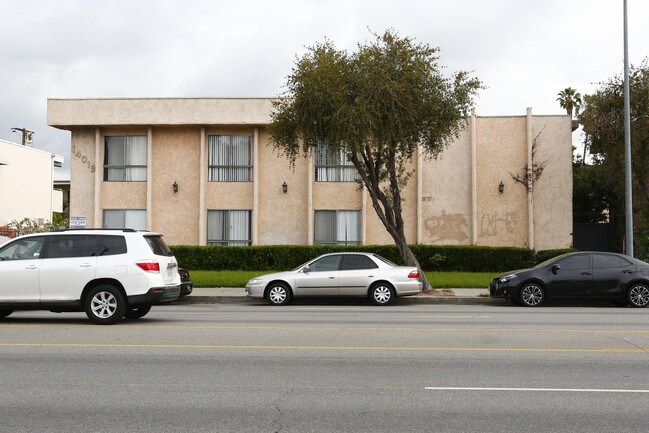 14019 Sherman Way in Van Nuys, CA - Building Photo - Building Photo