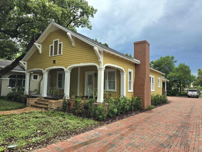 711 E Lime St in Lakeland, FL - Foto de edificio - Building Photo