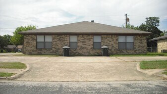701 San Benito Dr in College Station, TX - Building Photo