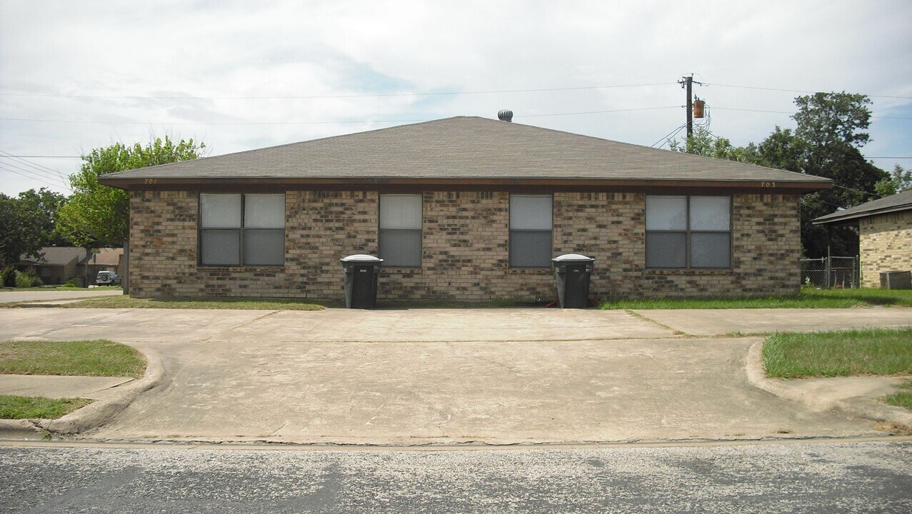701 San Benito Dr in College Station, TX - Building Photo