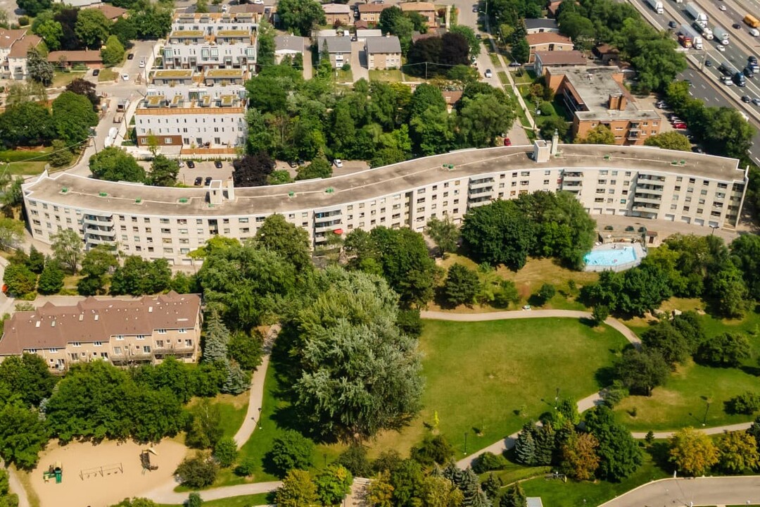 Sheppard Manor Apartments in Toronto, ON - Building Photo