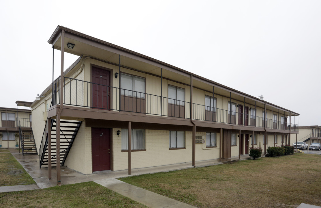 Holly Park in Dallas, TX - Building Photo