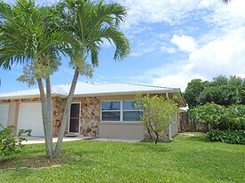 243 Ocean View Ln in Melbourne, FL - Building Photo