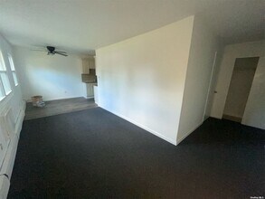 5 A Hemlock Dr in Bay Shore, NY - Building Photo - Building Photo