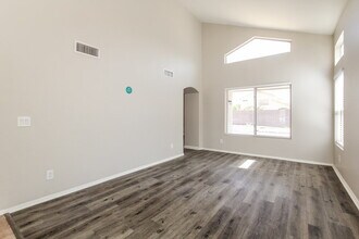 4039 W Salter Dr in Glendale, AZ - Foto de edificio - Building Photo