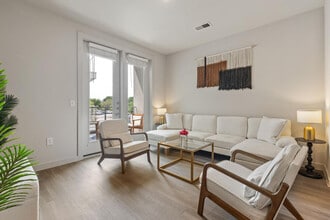 5820 1/2 Cameron Rd in Austin, TX - Foto de edificio - Building Photo