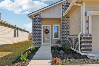 523 Millbrook Blvd in San Marcos, TX - Foto de edificio - Building Photo