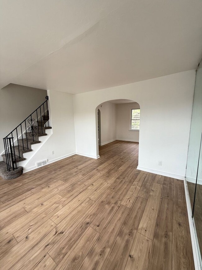 2219 Manor Ave in Pittsburgh, PA - Building Photo - Building Photo