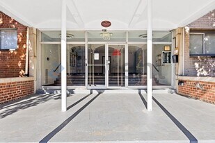 5851 Quantrell Ave in Alexandria, VA - Building Photo