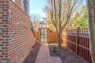 2303 Sawtooth Oak Ct in Vienna, VA - Building Photo