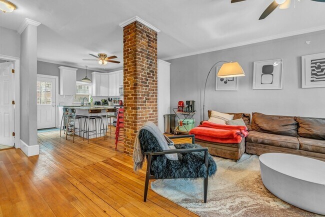 210 W 8th St, Unit 1