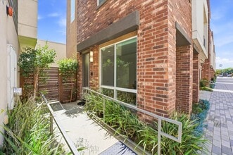 809 Brickyard Ln in Costa Mesa, CA - Building Photo - Building Photo