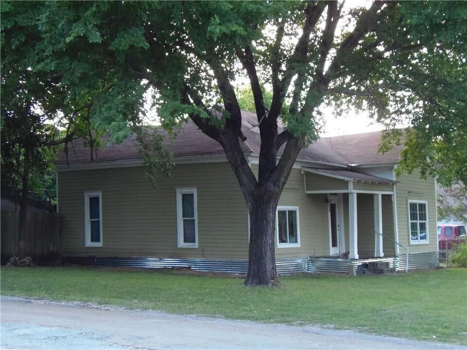 1001 Washburn St in Taylor, TX - Building Photo